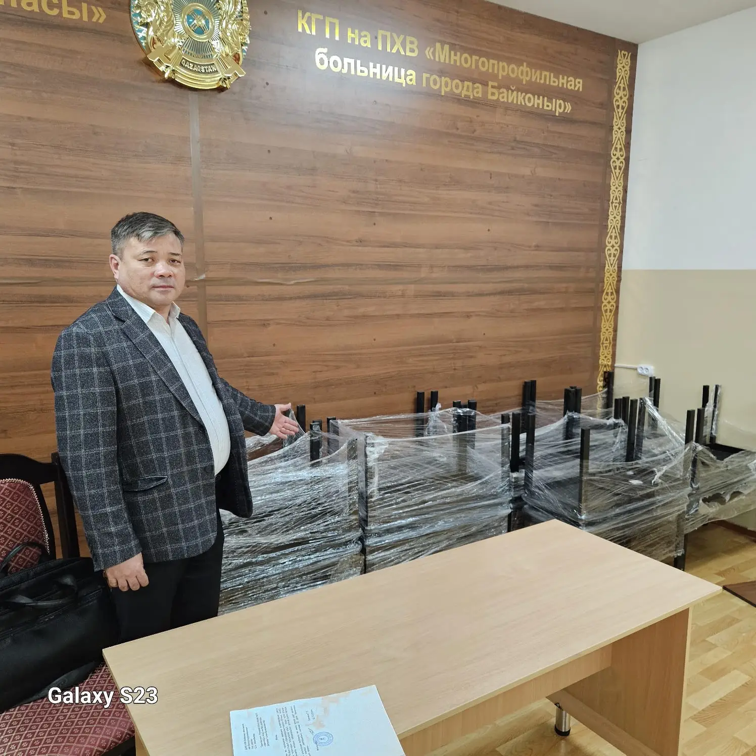 Вы сейчас просматриваете «ABA-MED» ЖШС-нің бас директоры 20 дана банкетка жиһазын қайтарымсыз негізге қайырымдылық жасап, сыйға тартты